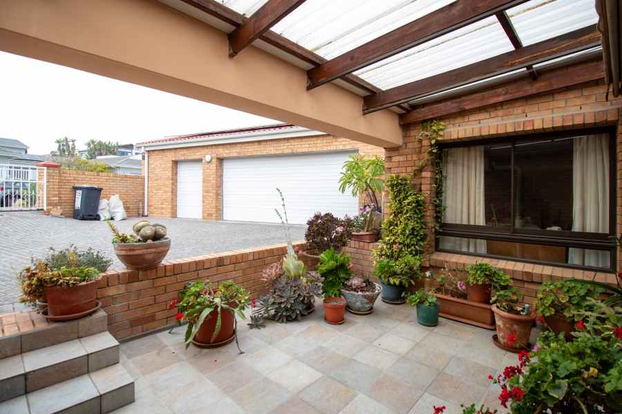 3 Bedroom Property for Sale in Van Riebeeckstrand Western Cape